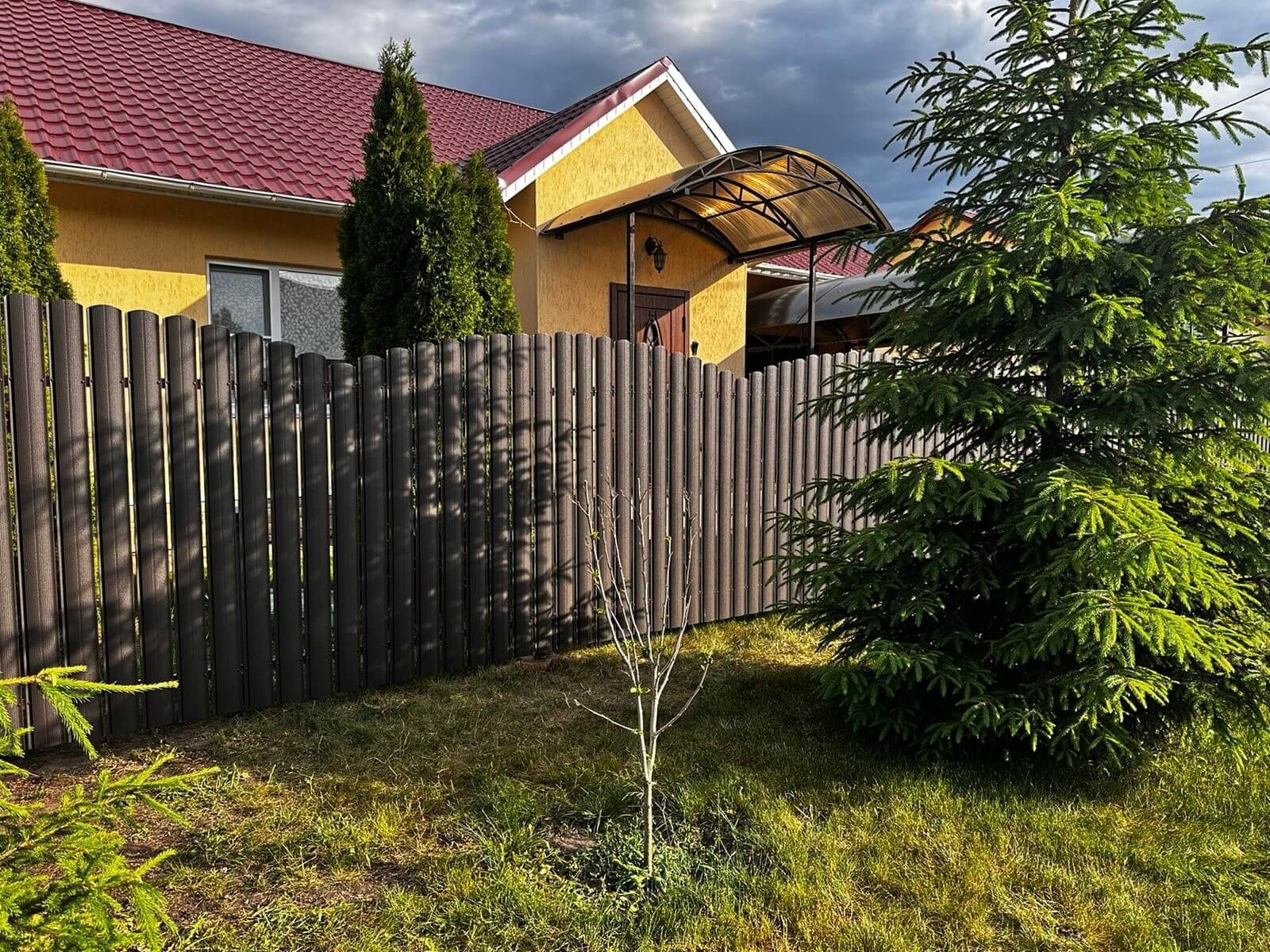 Забор из евроштакетника 37м RAL8019 Темный Шоколад МАТТЕ фото 4 в Кременкуле