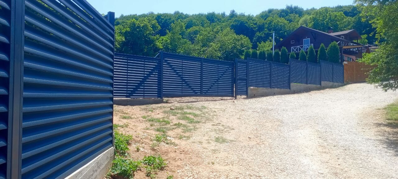 Забор-жалюзи из ламелей Еврожалюзи 53м RAL7024 Серый Графит МАТТЕ фото 8 в Кременкуле