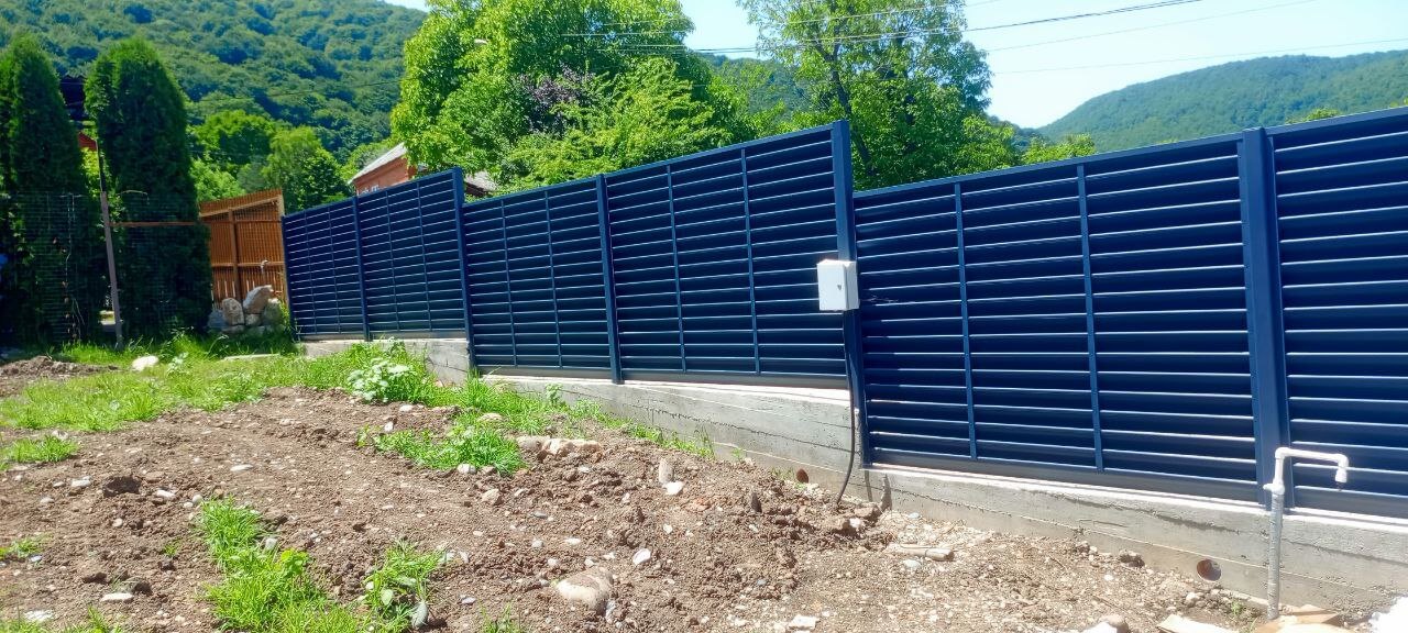 Забор-жалюзи из ламелей Еврожалюзи 53м RAL7024 Серый Графит МАТТЕ фото 3 в Кременкуле