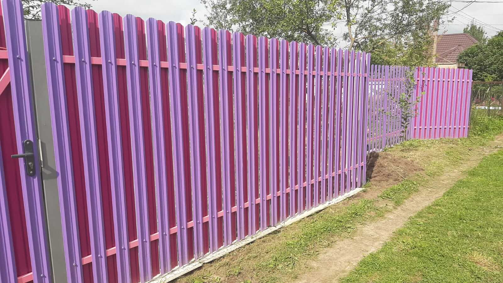 Двухцветный забор из евроштакетника 44м RAL4005 Сиреневый, RAL4006 Пурпурный фото 4 в Кременкуле