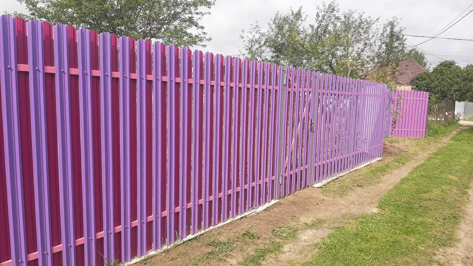 Двухцветный забор из евроштакетника 44м RAL4005 Сиреневый, RAL4006 Пурпурный фото 3 в Кременкуле