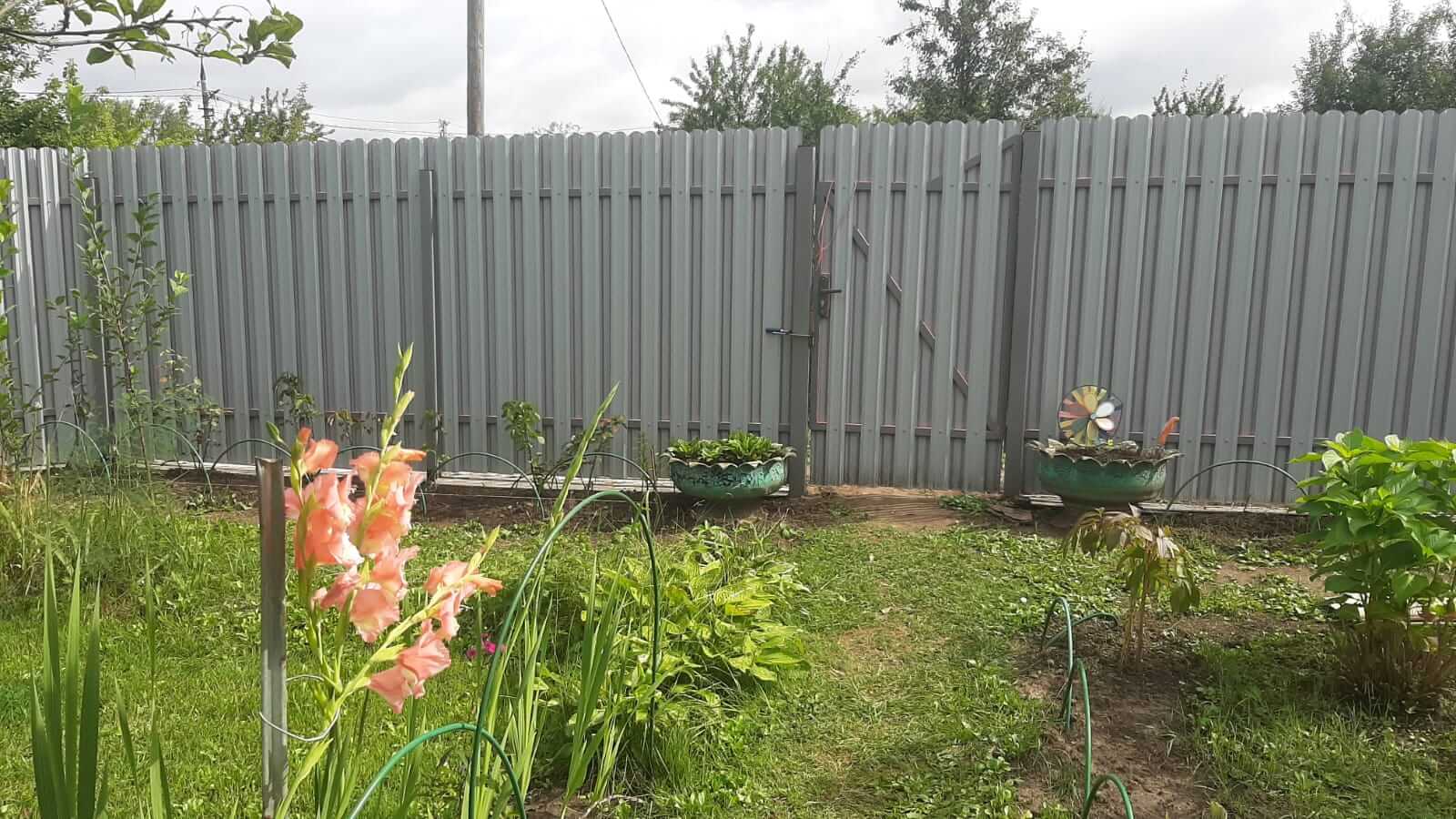Двухцветный забор из евроштакетника 44м RAL4005 Сиреневый, RAL4006 Пурпурный фото 1 в Кременкуле