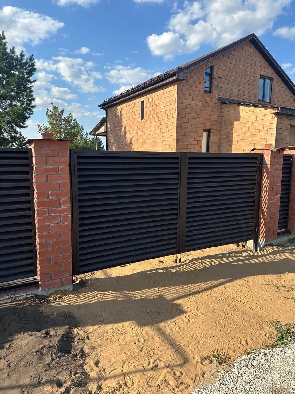Забор-жалюзи из ламелей Еврожалюзи 38м RAL8019 Темный Шоколад МАТТЕ фото 4 в Кременкуле