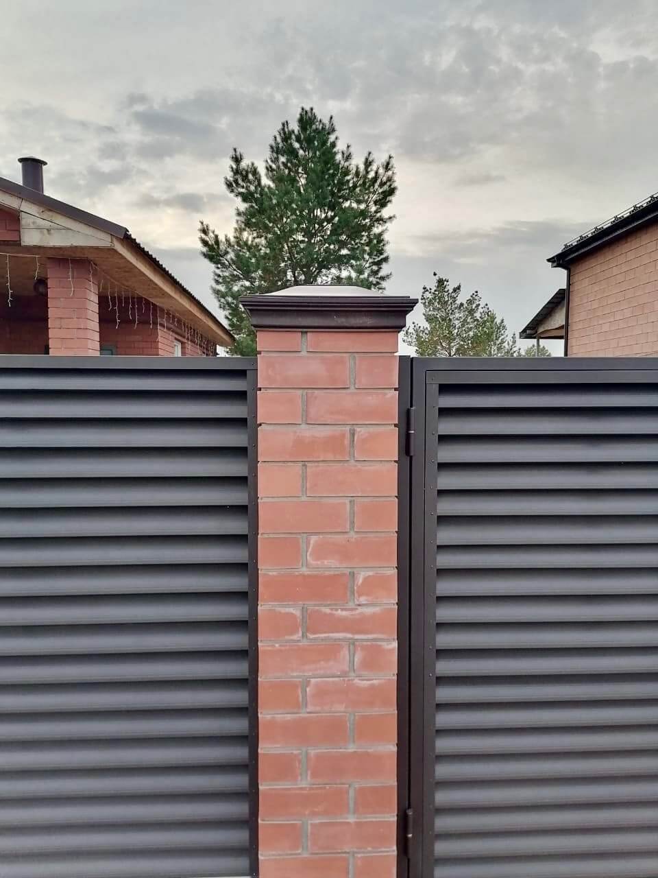 Забор-жалюзи из ламелей Еврожалюзи 38м RAL8019 Темный Шоколад МАТТЕ фото 2 в Кременкуле