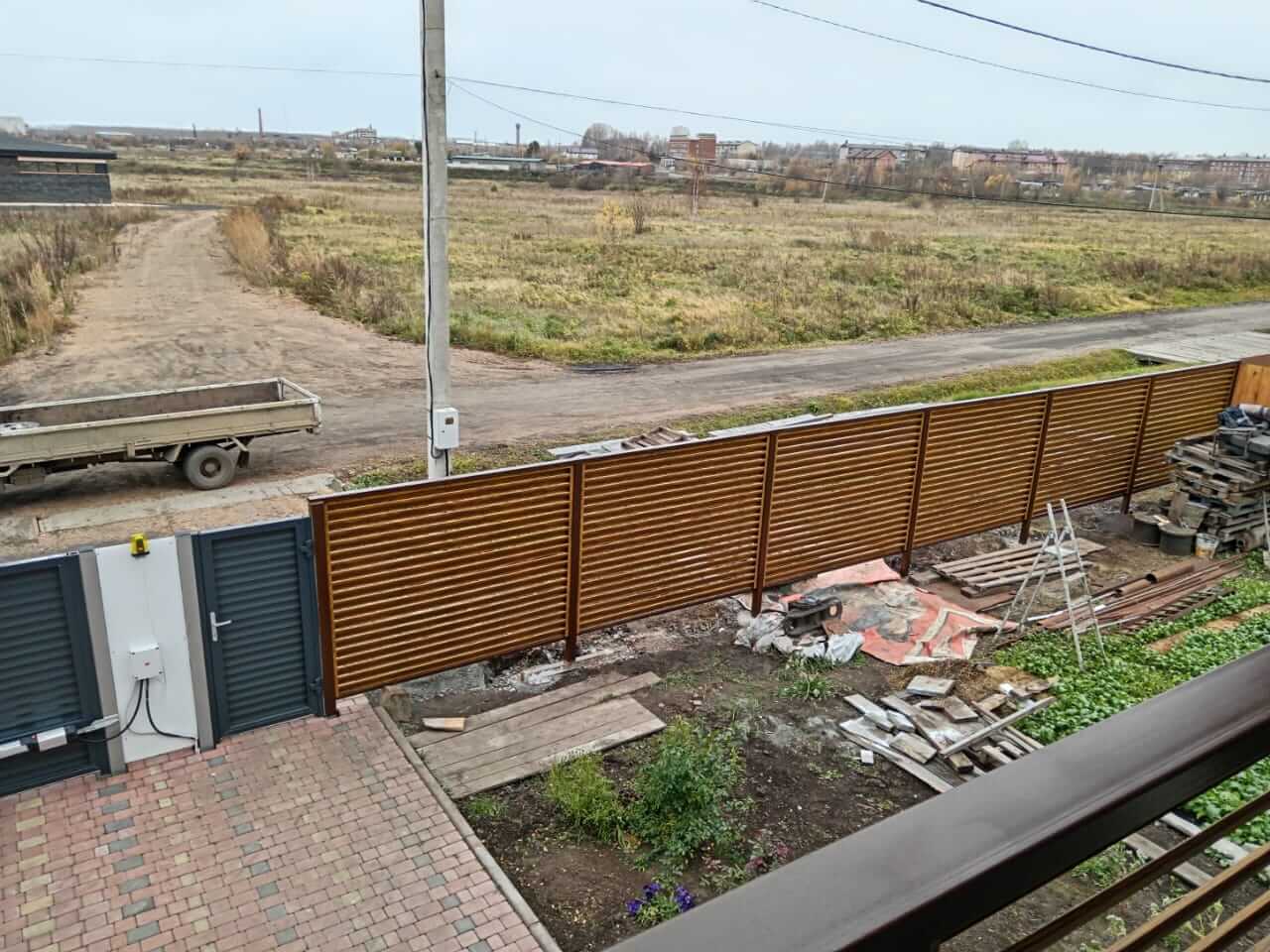 Забор-жалюзи 12м + балконное ограждение из ламелей Еврожалюзи Орех Миланский 3D Принтек фото 2 в Кременкуле