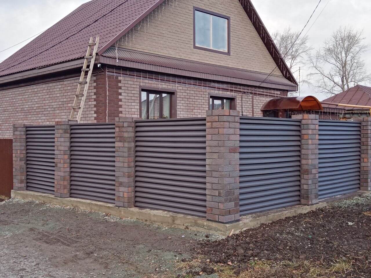 Забор-жалюзи из ламелей ЭКО-Z-US (усиленные) 30м RAL8019/8019 Темный Шоколад двусторонний МАТТЕ фото 3 в Кременкуле