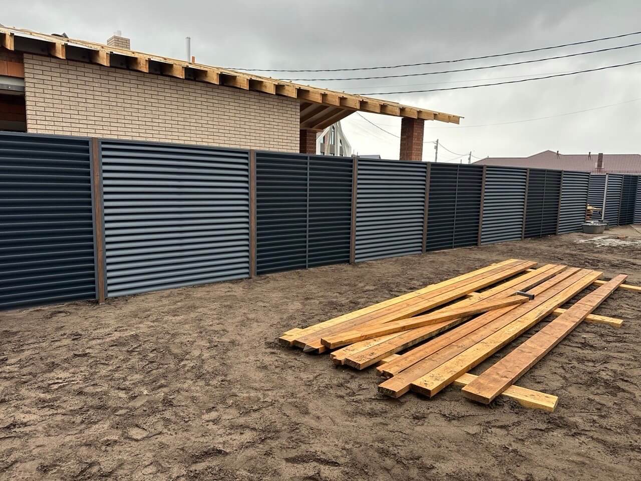 Забор из ламелей еврожалюзи 160м RAL7024/7024 Серый Графит двусторонний МАТТЕ фото 6 в Кременкуле