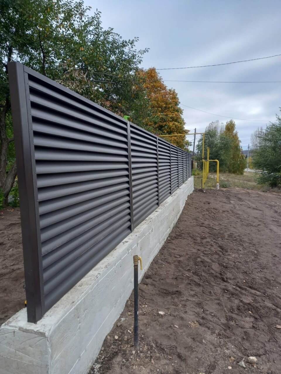 Забор из ламелей еврожалюзи 34м RAL8019/8019 Темный Шоколад двусторонний МАТТЕ фото 3 в Кременкуле