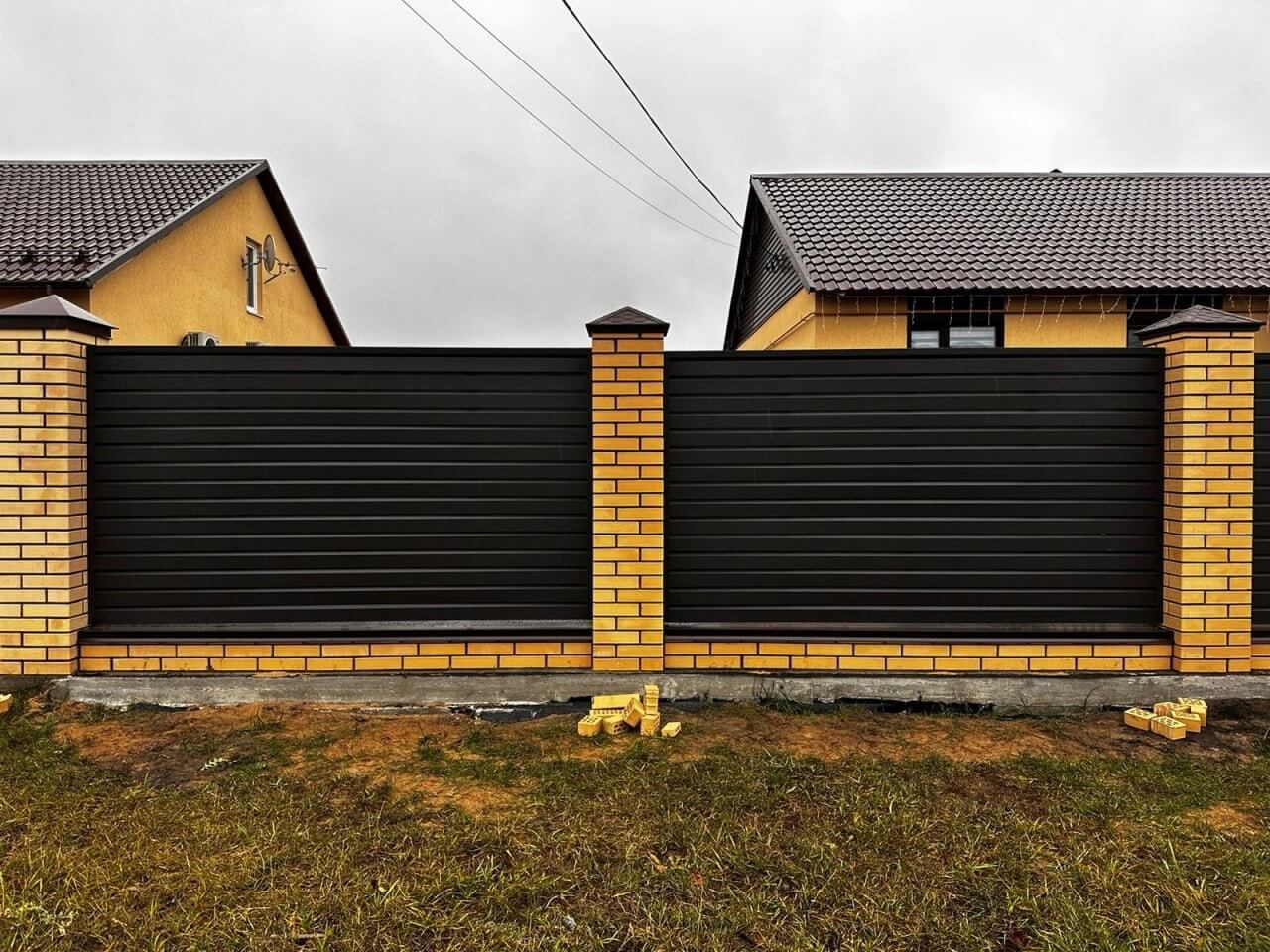 Забор из ламелей Хай-Тек 32м RAL8019/8019 Темный Шоколад двусторонний МАТТЕ фото 1 в Кременкуле