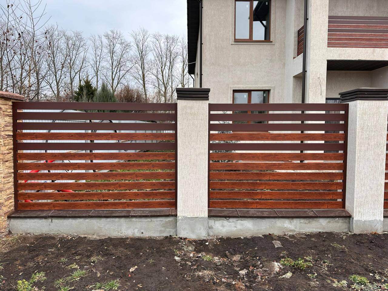 Забор-ранчо из металлопланкена 10м RAL8017 Шоколад МАТТЕ + Темное Дерево (Printech) фото 4 в Кременкуле