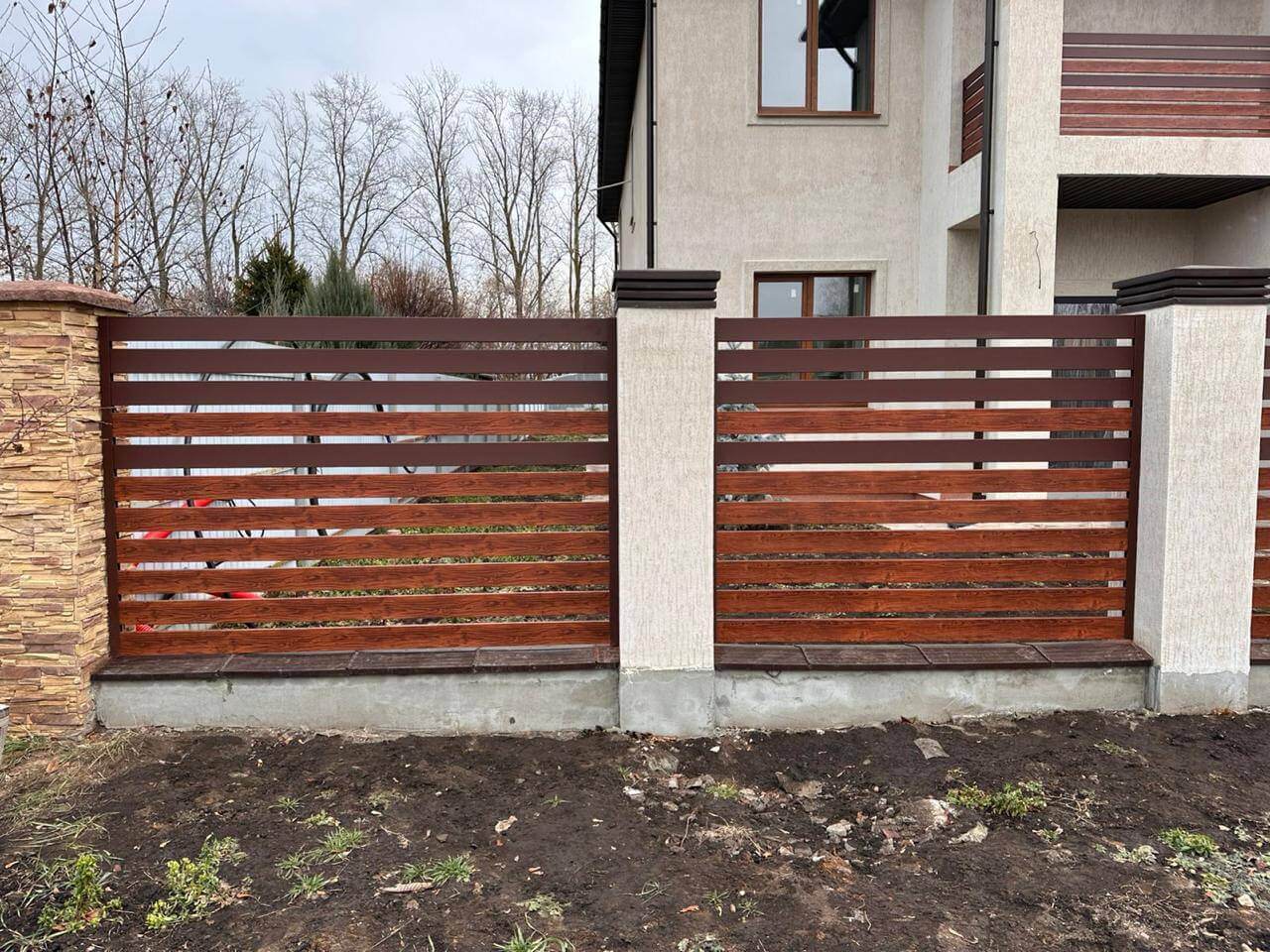 Забор-ранчо из металлопланкена 10м RAL8017 Шоколад МАТТЕ + Темное Дерево (Printech) фото 2 в Кременкуле