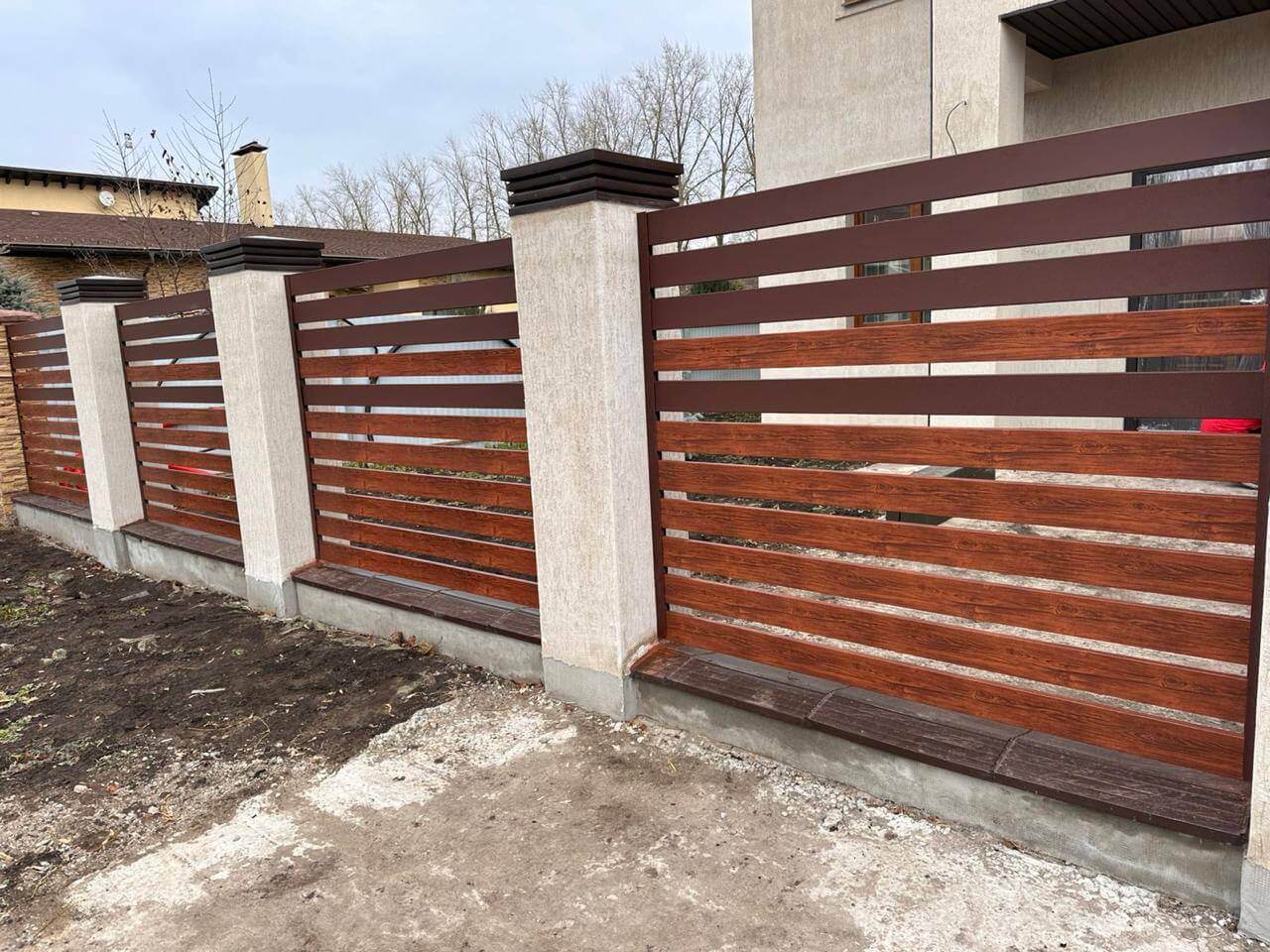 Забор-ранчо из металлопланкена 10м RAL8017 Шоколад МАТТЕ + Темное Дерево (Printech) в Кременкуле