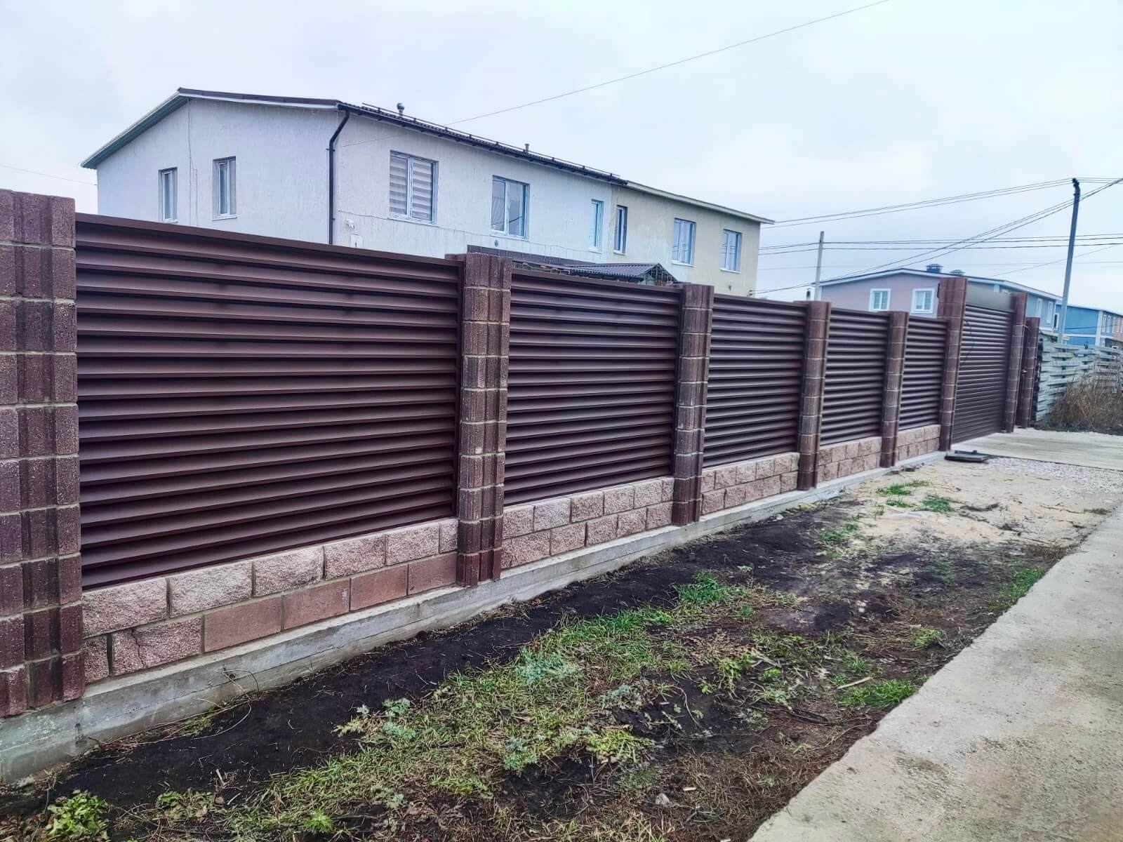 Забор-жалюзи из ламелей ЭКО-Z 13м RAL8019/8019 Темный Шоколад двусторонний МАТТЕ фото 1 в Кременкуле