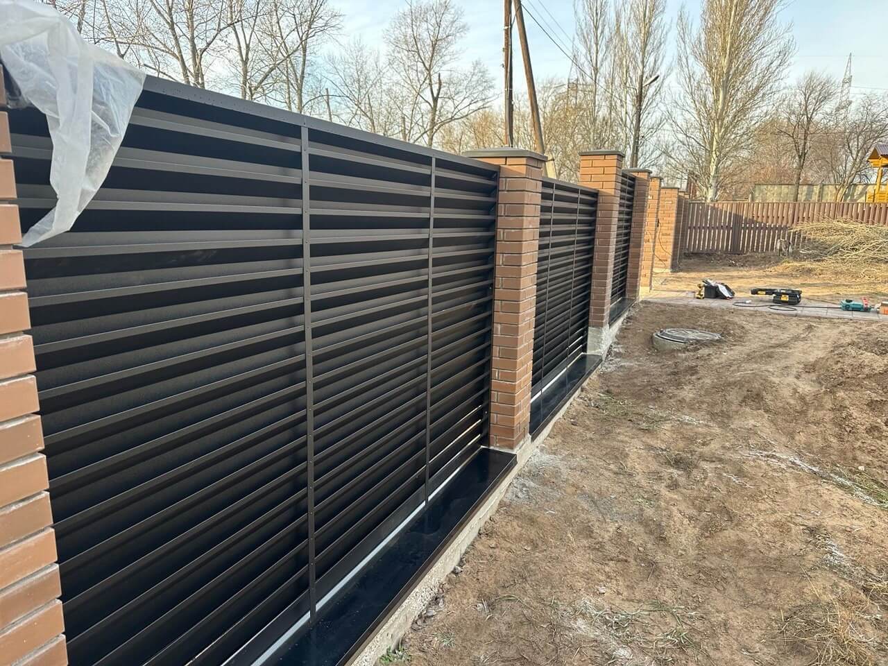 Забор-жалюзи из ламелей Хай-Тек 16м RAL9005/9005 Черный двусторонний МАТТЕ фото 1 в Кременкуле