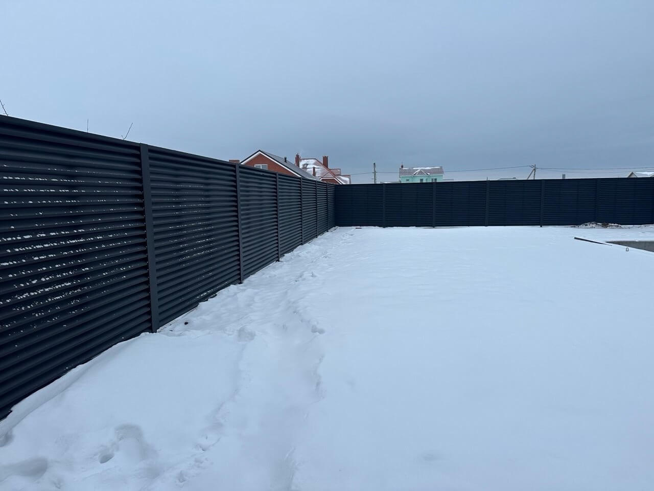 Забор-жалюзи из ламелей ЭКО-Z 130м RAL9005 Черный МАТТЕ фото 3 в Кременкуле