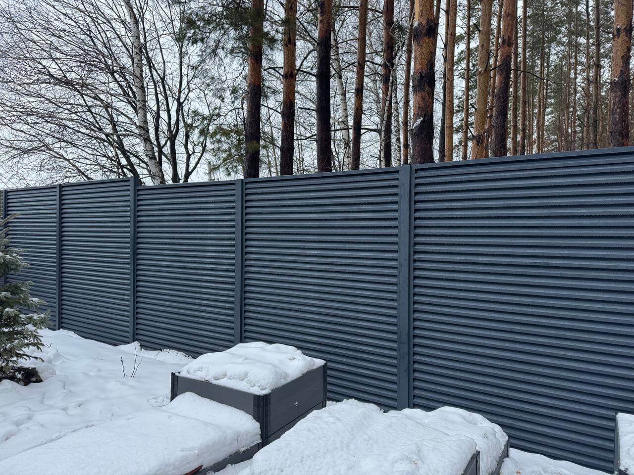 Забор-жалюзи из ламелей ЭКО-Z-US 54м RAL7024/7024 Серый Графит двусторонний МАТТЕ фото 3 в Кременкуле
