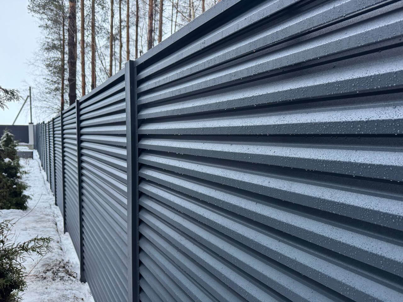 Забор-жалюзи из ламелей ЭКО-Z-US 54м RAL7024/7024 Серый Графит двусторонний МАТТЕ фото 2 в Кременкуле
