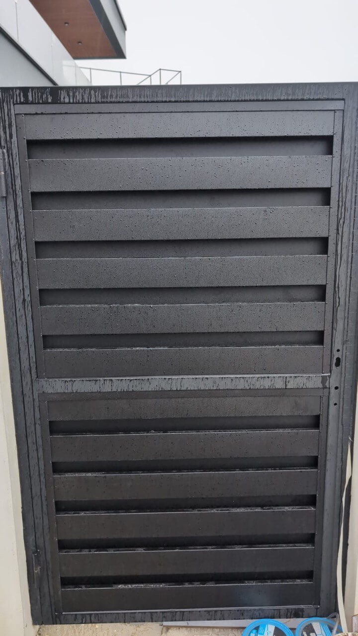 Откатные ворота с калиткой из металлопланкена RAL9005/9005 Черный двусторонний МАТТЕ фото 3 в Кременкуле
