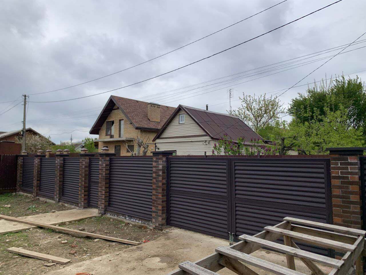 Забор-жалюзи из ламелей Реснички 24м RAL8019/8019 Темный Шоколад двусторонний МАТТЕ фото 2 в Кременкуле