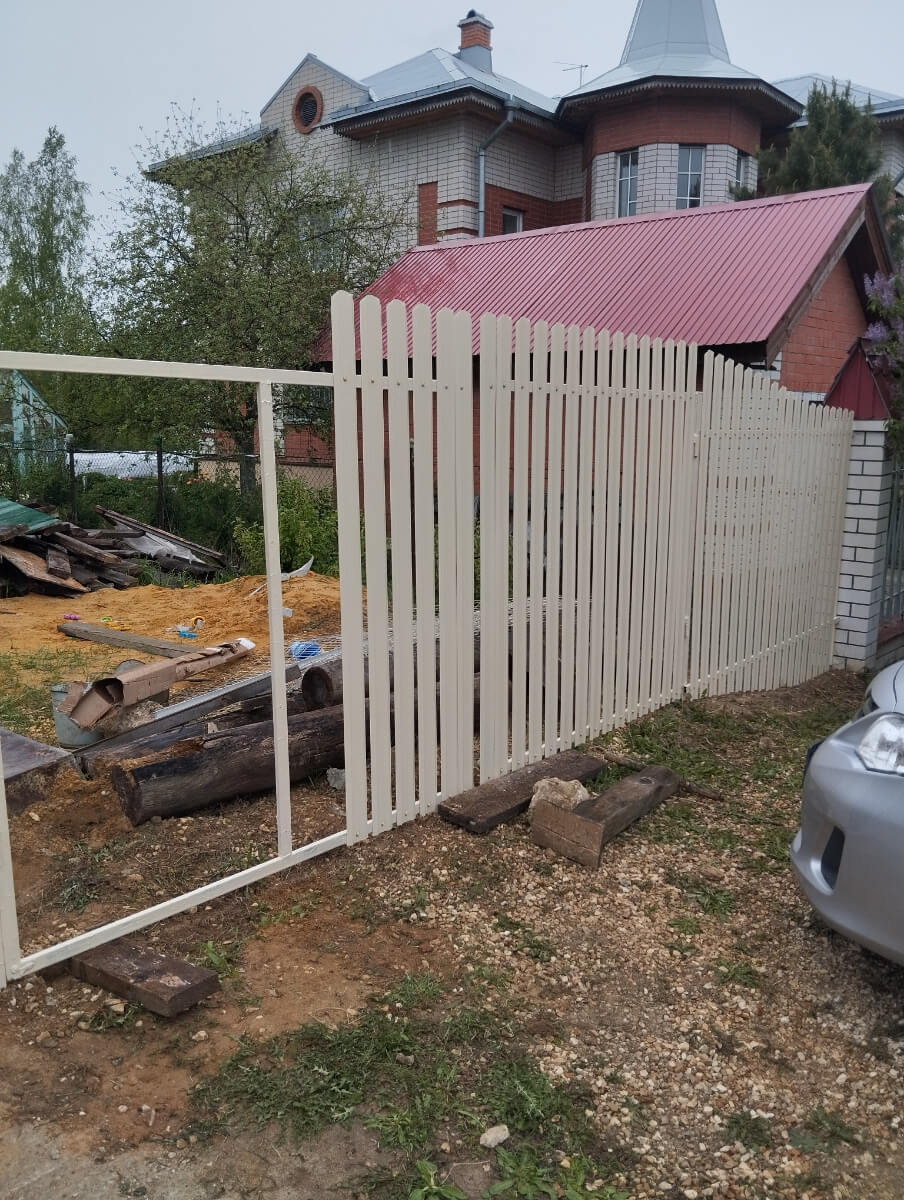 Забор из евроштакетника 9м RAL1015/1015 Слоновая Кость двусторонний фото 4 в Кременкуле