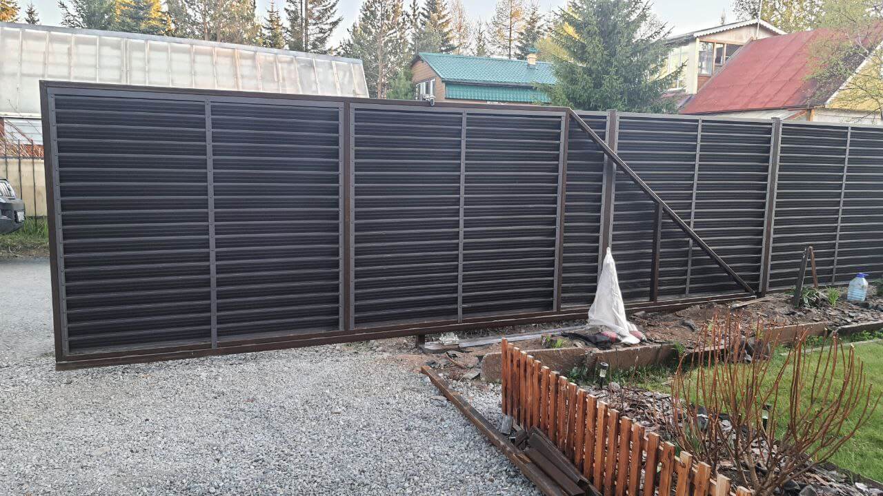 Забор-жалюзи из ламелей ЭКО-Z-US 12м RAL8019/8019 Темный Шоколад двусторонний МАТТЕ фото 3 в Кременкуле
