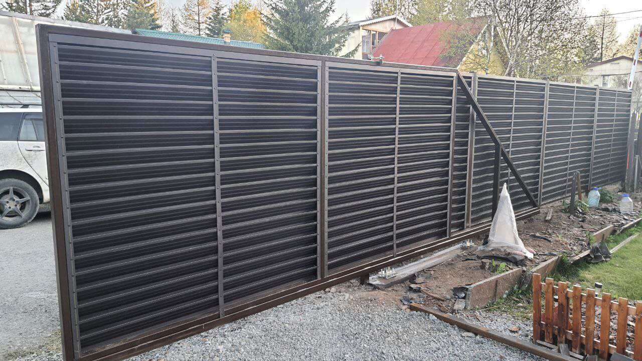 Забор-жалюзи из ламелей ЭКО-Z-US 12м RAL8019/8019 Темный Шоколад двусторонний МАТТЕ фото 1 в Кременкуле