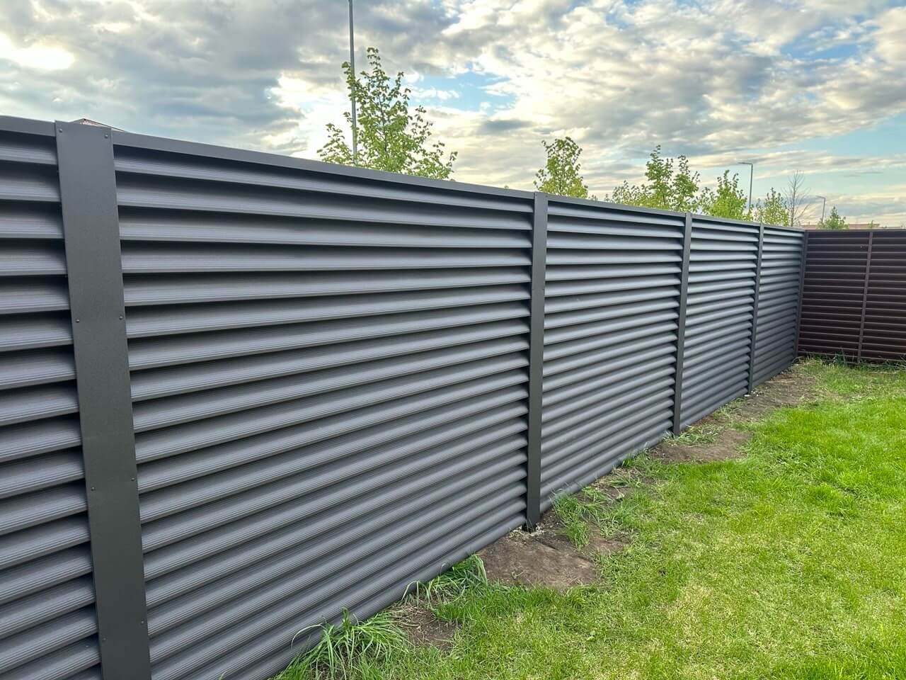 Забор из ламелей еврожалюзи 43м RAL8019/8019 Темный Шоколад двусторонний МАТТЕ фото 1 в Кременкуле