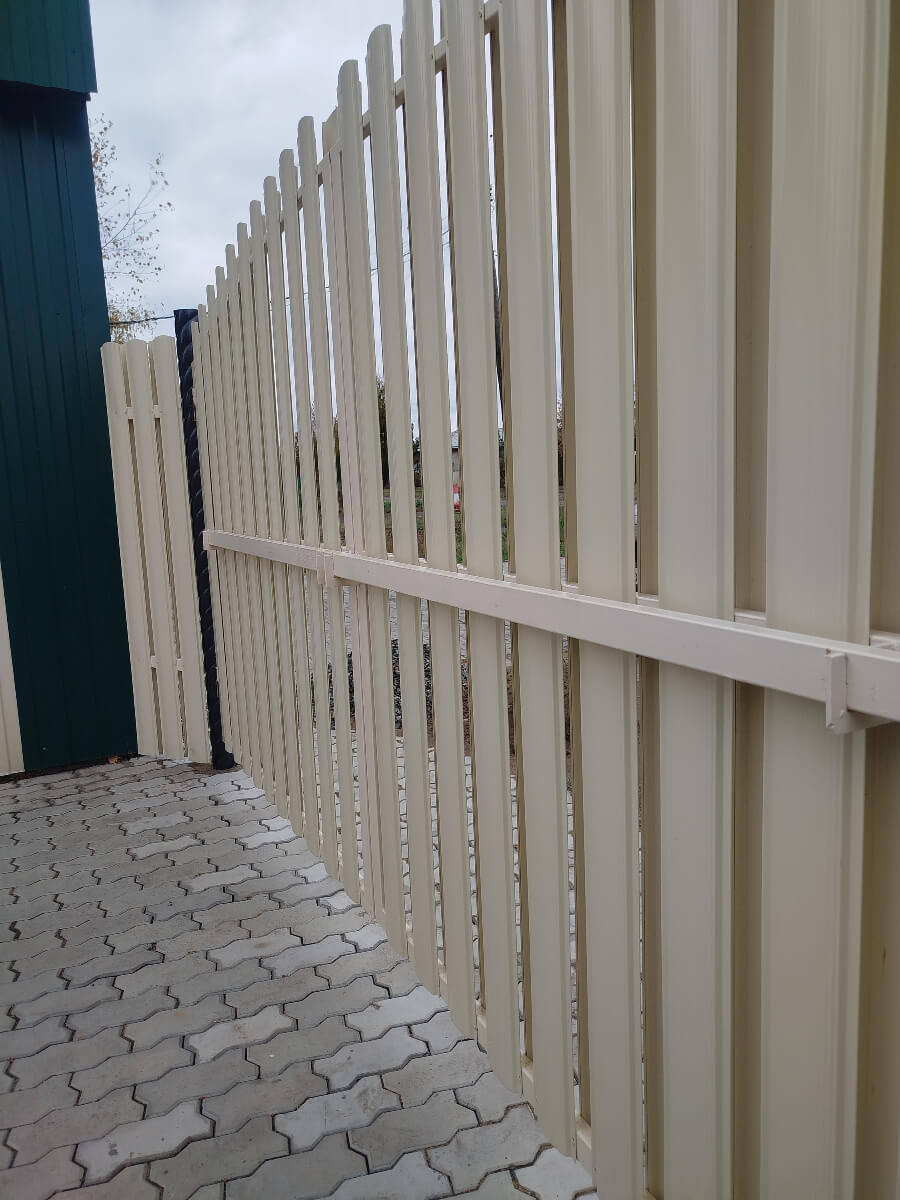 Забор из евроштакетника 14м RAL1015/1015 Слоновая Кость двусторонний фото 4 в Кременкуле