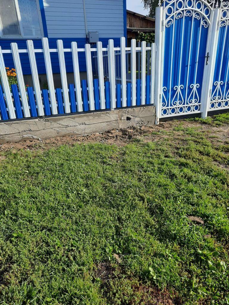Забор из евроштакетника 14м RAL9003 Белый, RAL5005 Синий Сигнал фото 2 в Кременкуле