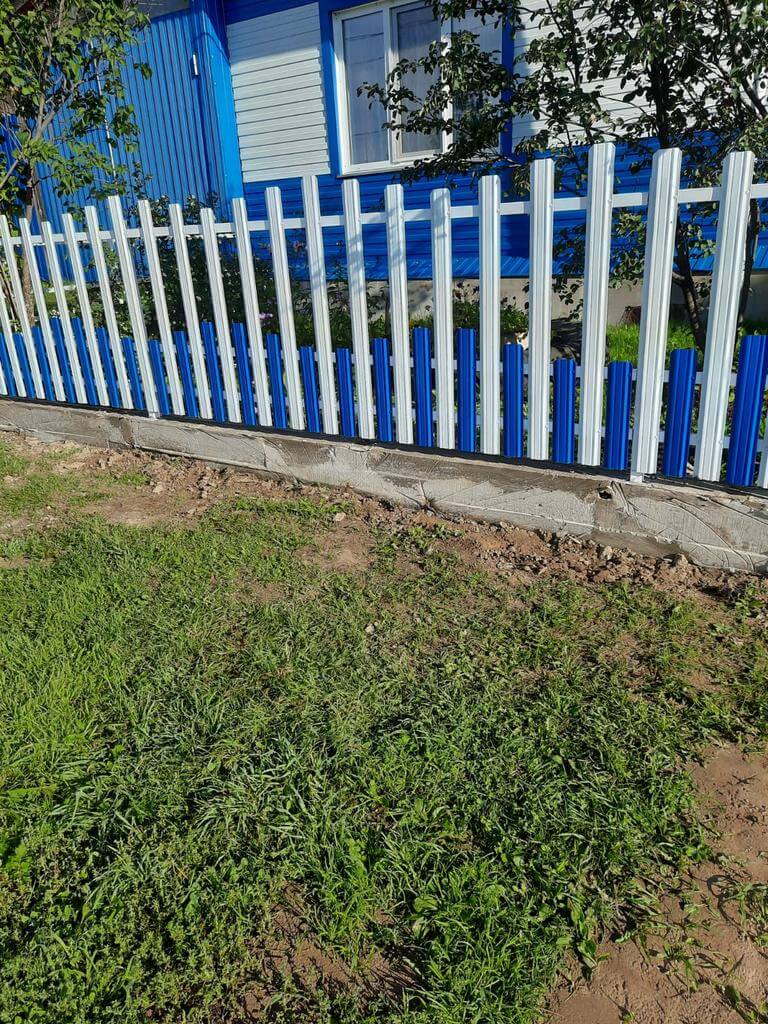 Забор из евроштакетника 14м RAL9003 Белый, RAL5005 Синий Сигнал фото 1 в Кременкуле