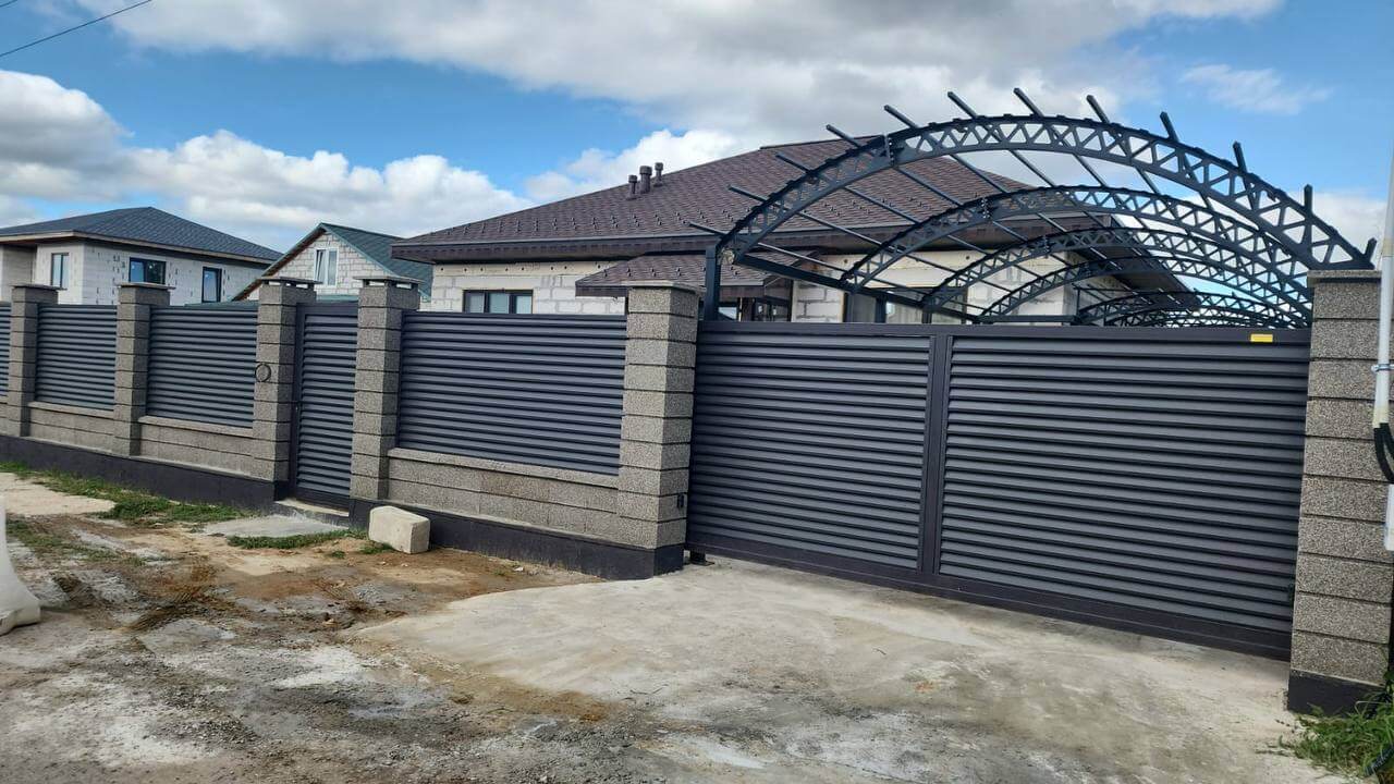 Забор-жалюзи из ламелей Реснички 27м RAL8019/8019 Темный Шоколад двусторонний МАТТЕ фото 2 в Кременкуле