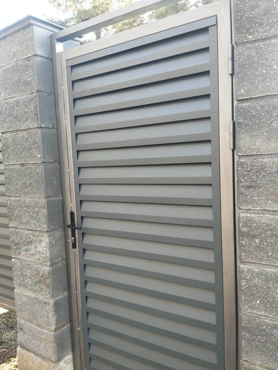 Откатные ворота с калиткой из ламелей Реснички RAL7024/7024 Серый Графит двусторонний МАТТЕ фото 2 в Кременкуле