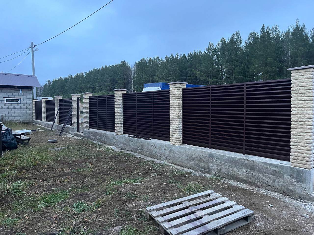 Забор-жалюзи из ламелей ЭКО-Z 18м RAL8017/8017 Шоколад двусторонний фото 3 в Кременкуле
