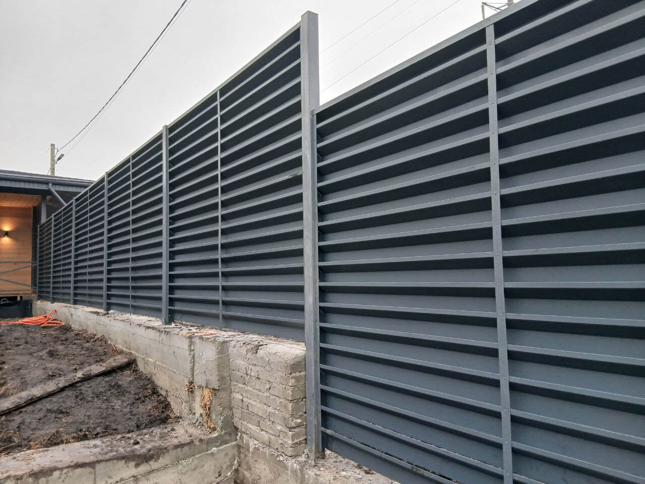 Забор-жалюзи из ламелей Хай-Тек 37м RAL7024/7024 Серый Графит двусторонний МАТТЕ фото 6 в Кременкуле