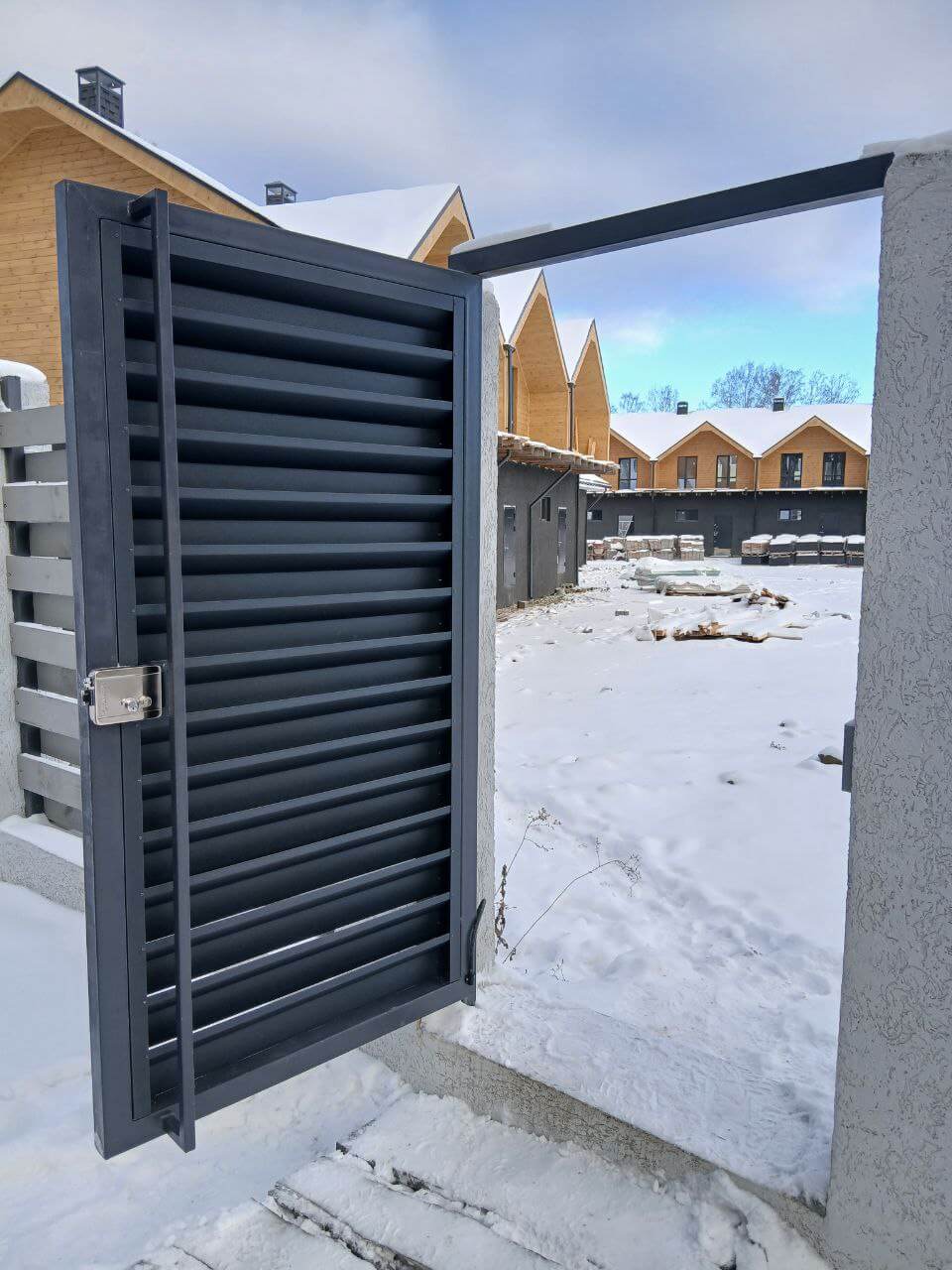 Входная группа из ламелей Хай-Тек RAL7024/7024 Серый Графит двусторонний МАТТЕ фото 21 в Кременкуле