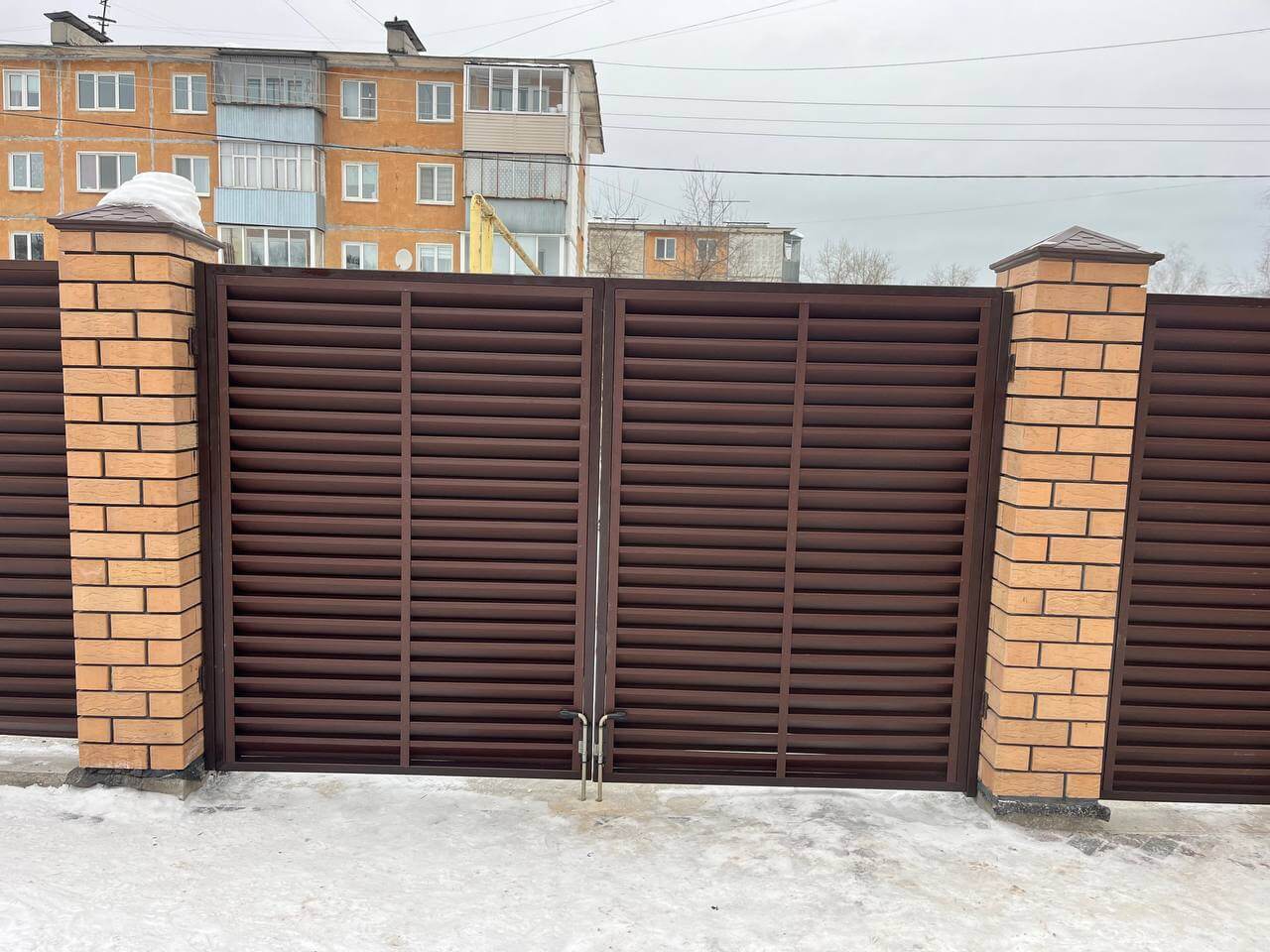 Забор-жалюзи из ламелей ЭКО-Z 87м RAL8017/8017 Шоколад двусторонний МАТТЕ фото 9 в Кременкуле