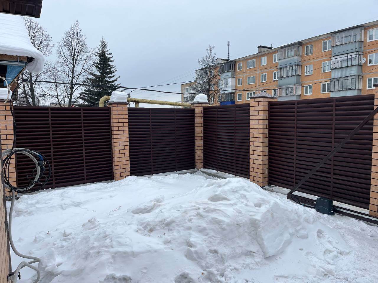 Забор-жалюзи из ламелей ЭКО-Z 87м RAL8017/8017 Шоколад двусторонний МАТТЕ фото 11 в Кременкуле