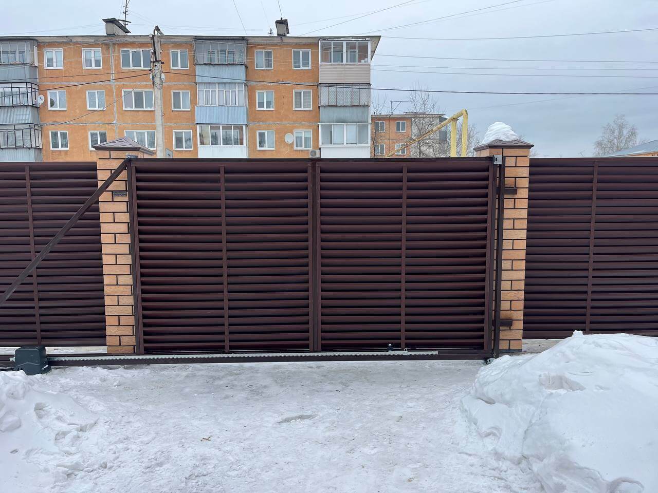 Забор-жалюзи из ламелей ЭКО-Z 87м RAL8017/8017 Шоколад двусторонний МАТТЕ фото 10 в Кременкуле