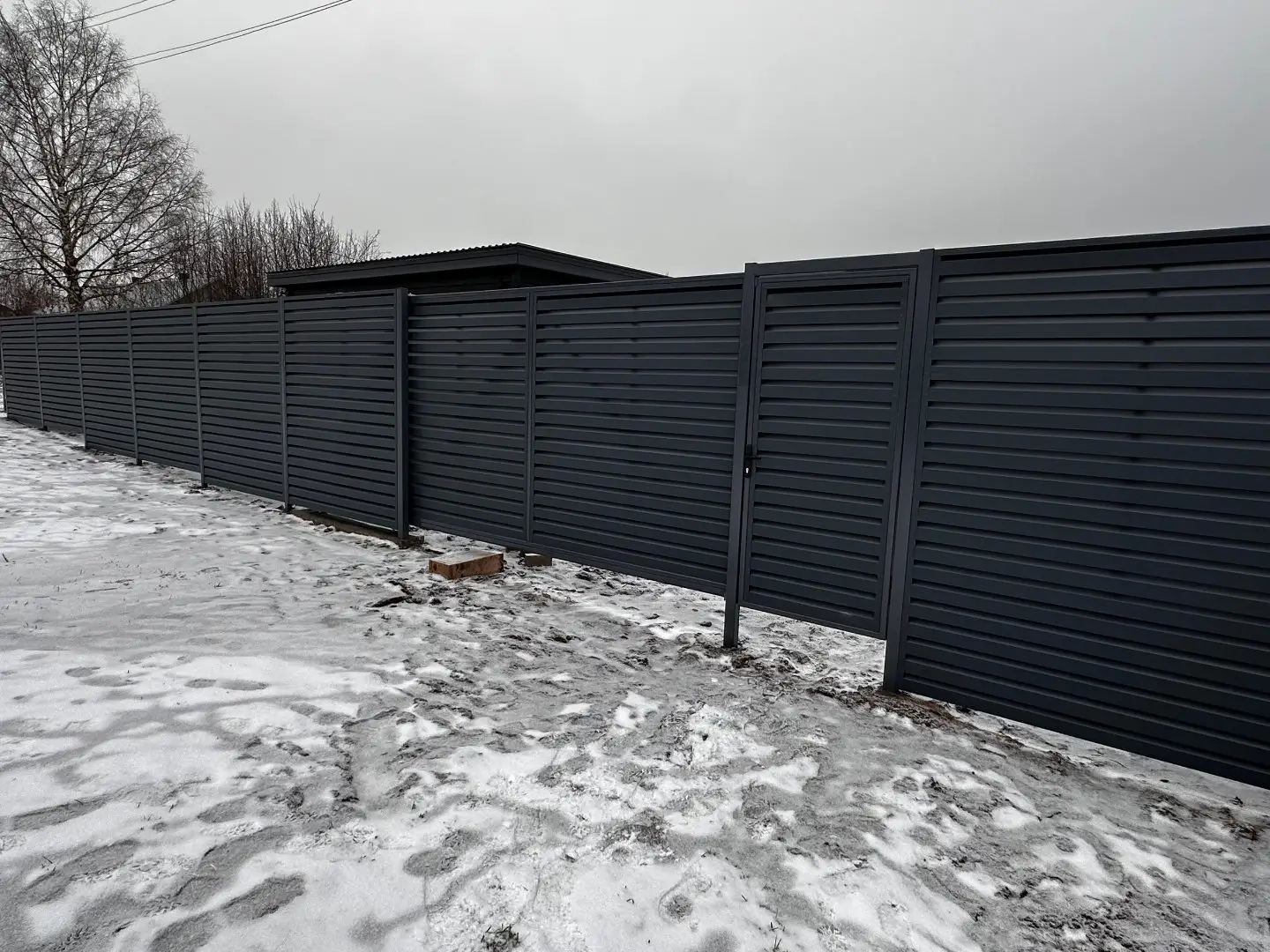 Забор-жалюзи из ламелей Хай-Тек 20м RAL7024/7024 Серый Графит двусторонний МАТТЕ фото 4 в Кременкуле
