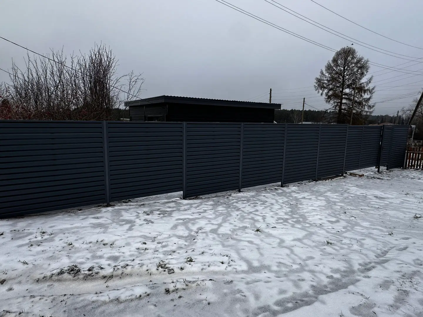 Забор-жалюзи из ламелей Хай-Тек 20м RAL7024/7024 Серый Графит двусторонний МАТТЕ фото 3 в Кременкуле