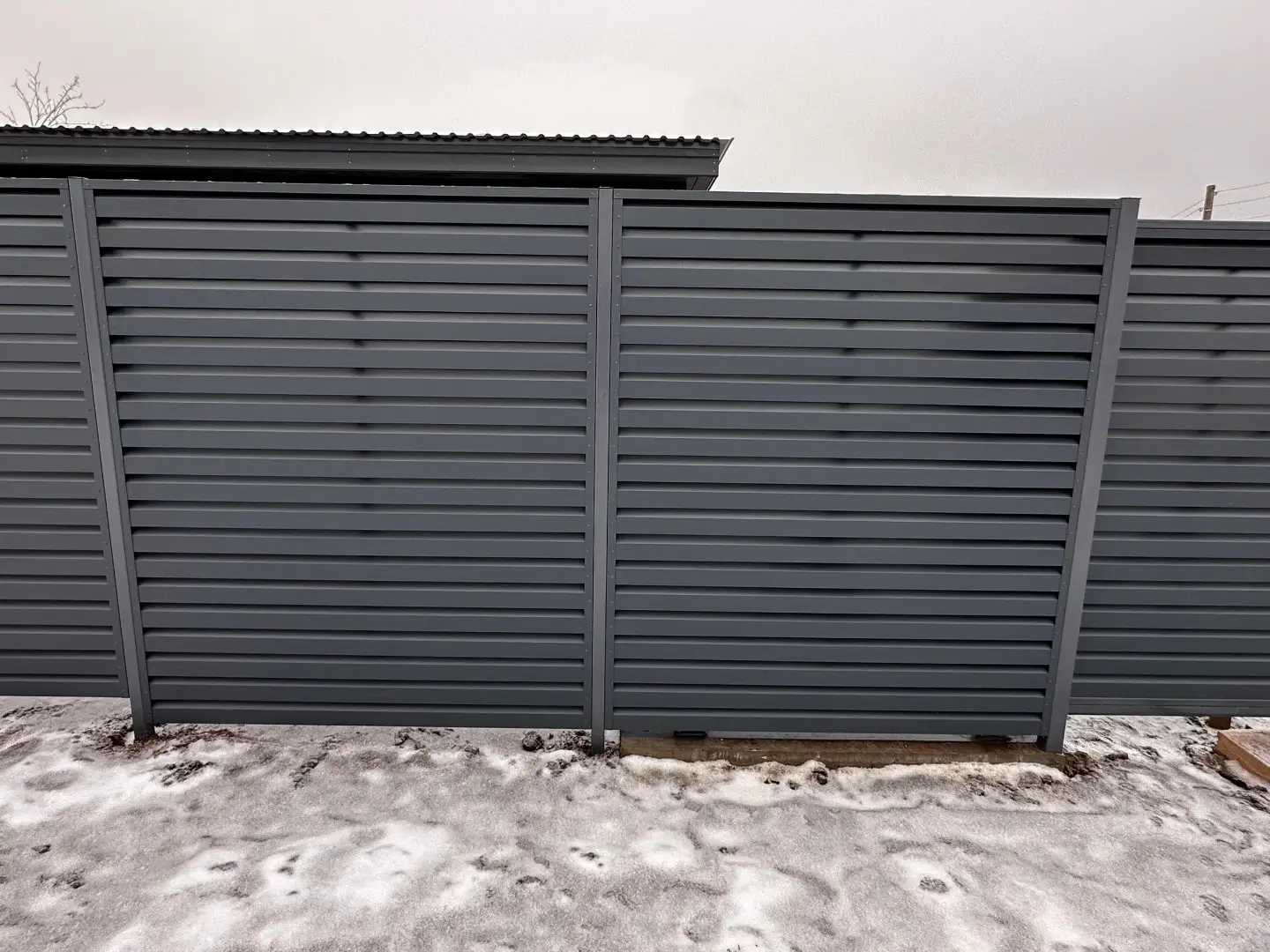Забор-жалюзи из ламелей Хай-Тек 20м RAL7024/7024 Серый Графит двусторонний МАТТЕ фото 2 в Кременкуле