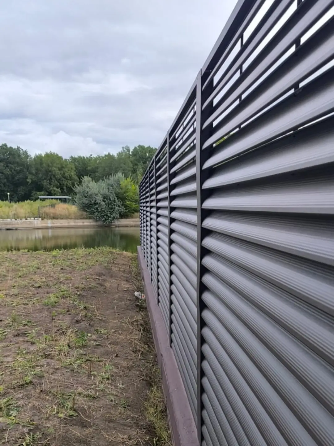 Забор-жалюзи из ламелей еврожалюзи 86м RAL8019/8019 Темный Шоколад двусторонний МАТТЕ фото 7 в Кременкуле