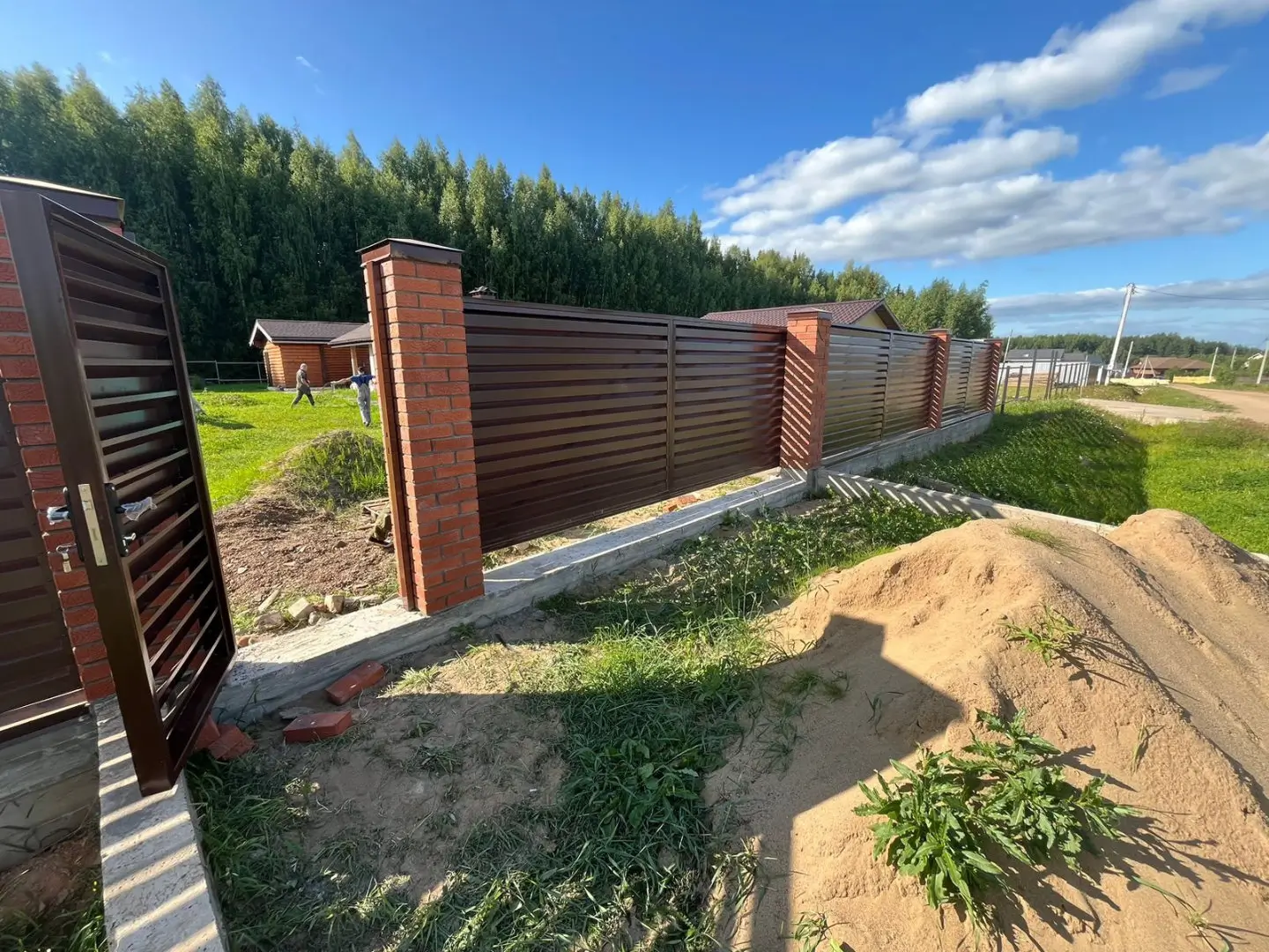 Забор-жалюзи из ламелей Хай-Тек 26м RAL8017/8017 Шоколад двусторонний фото 5 в Кременкуле