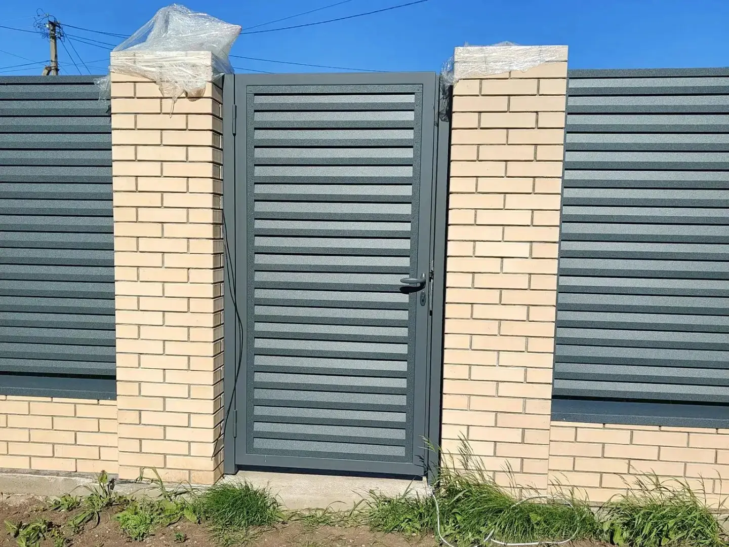 Забор-жалюзи из ламелей Реснички 16м RAL7024 Серый Графит Стальной Бархат фото 2 в Кременкуле