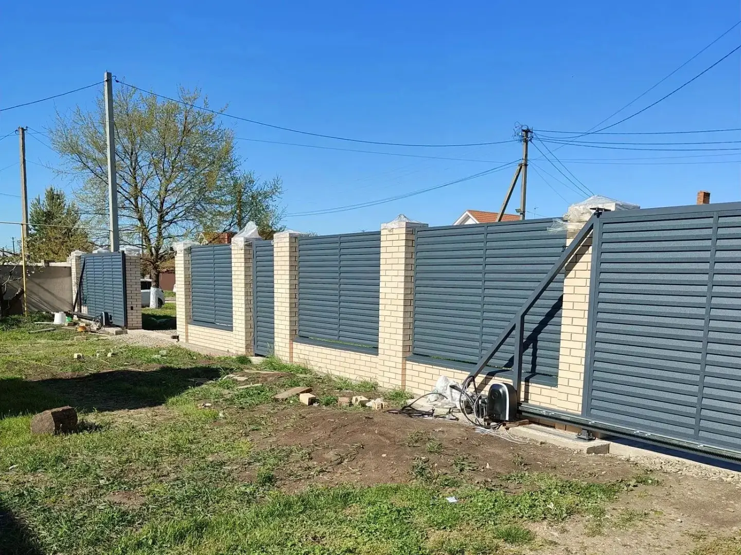 Забор-жалюзи из ламелей Реснички 16м RAL7024 Серый Графит Стальной Бархат фото 1 в Кременкуле