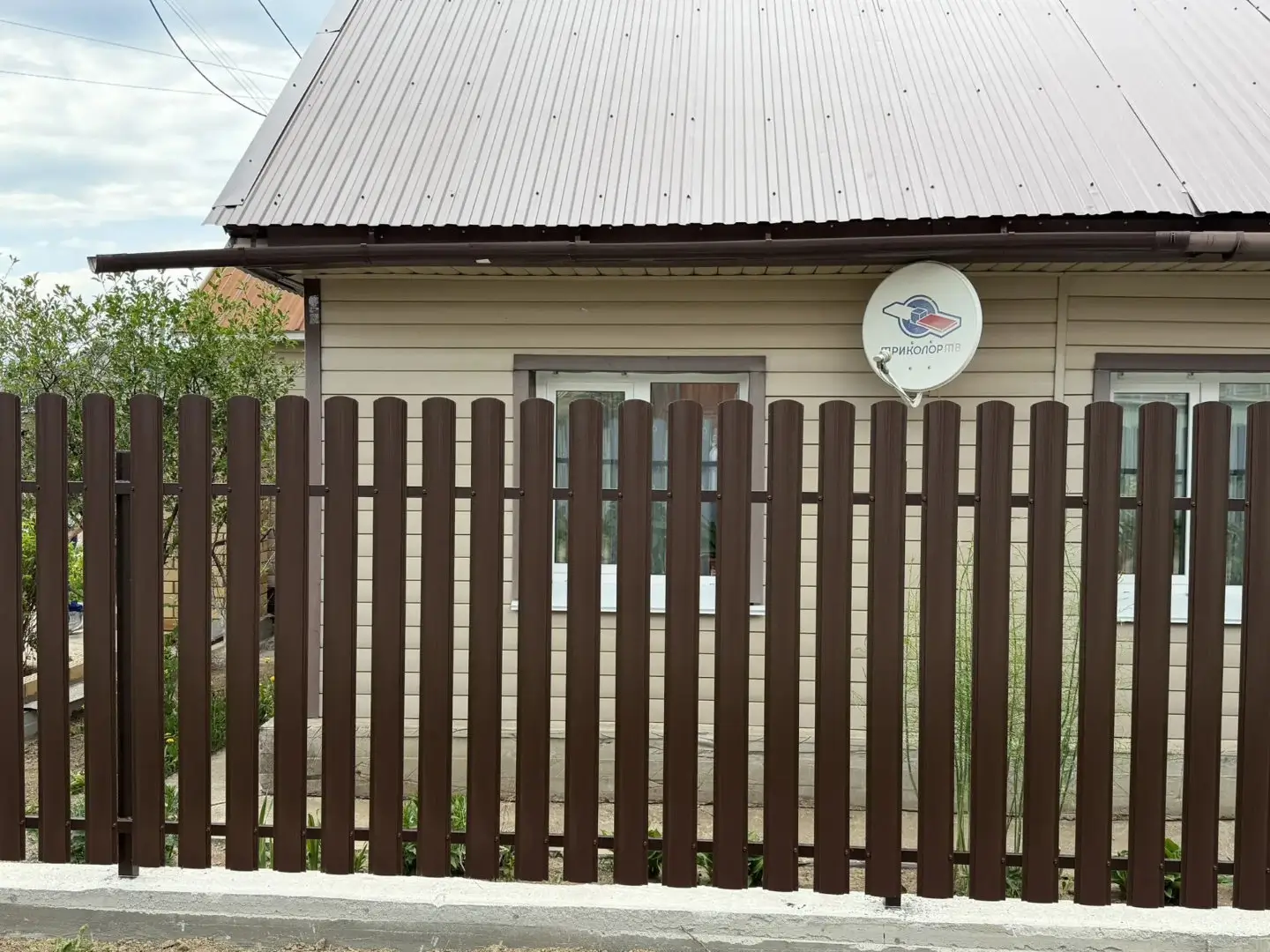 Комбинированный забор из ламелей ЭКО-Z-US и евроштакетника 18м RAL8017 Шоколад МАТТЕ, Полиэстер фото 3 в Кременкуле