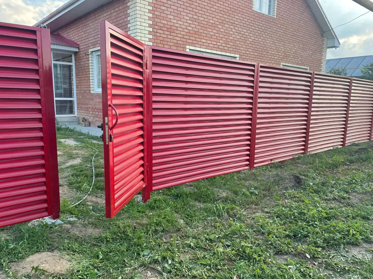 Забор-жалюзи из ламелей Еврожалюзи 24м RAL3003 Рубин фото 6 в Кременкуле