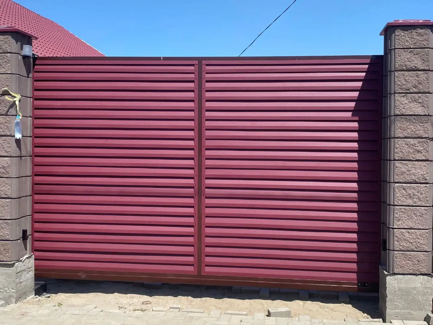 Входная группа из ламелей Реснички RAL3005 Красное Вино Rooftop Бархат фото 1 в Кременкуле