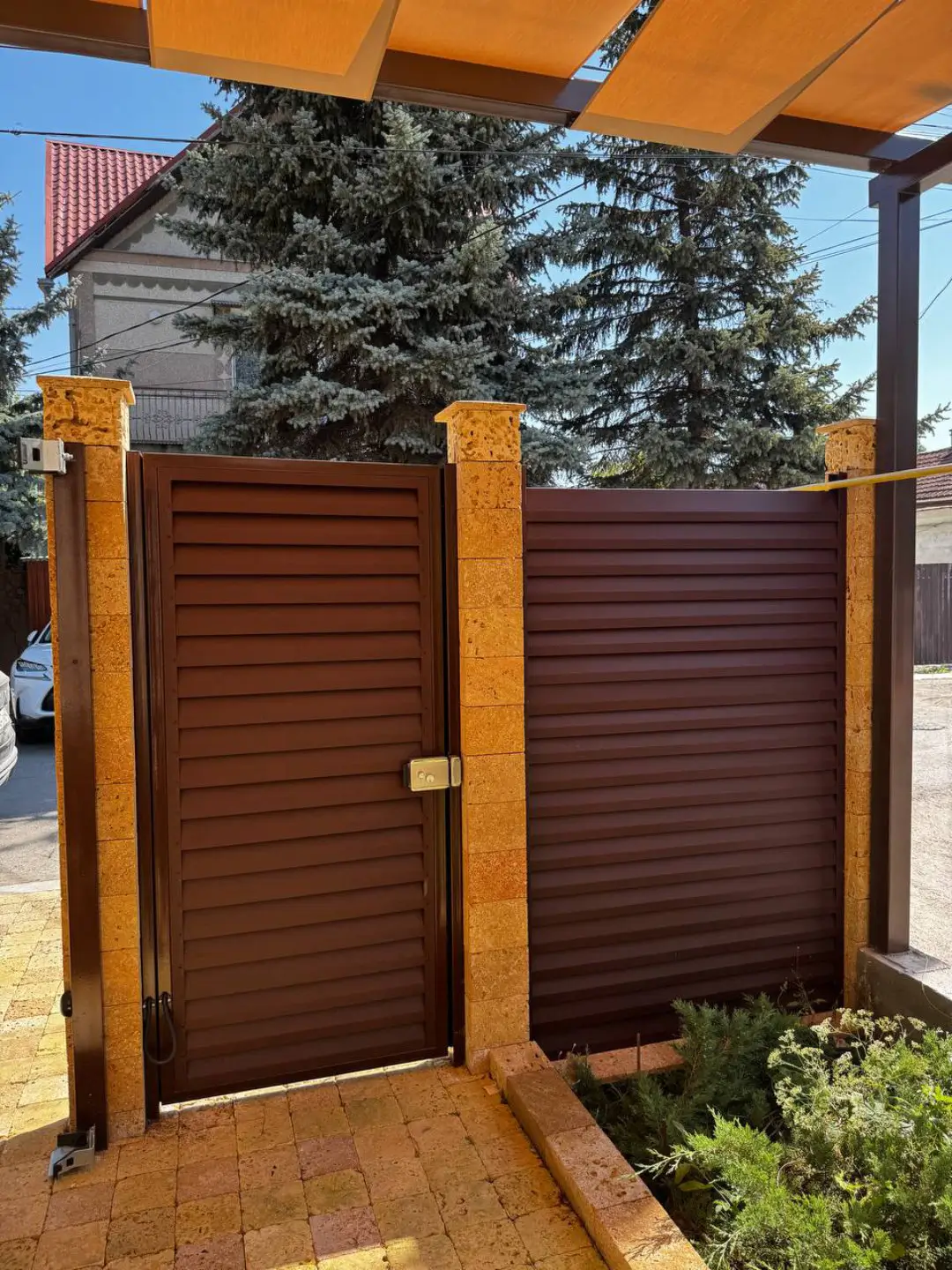 Забор-жалюзи из ламелей Реснички 12м RAL8017 Шоколад МАТТЕ фото 1 в Кременкуле